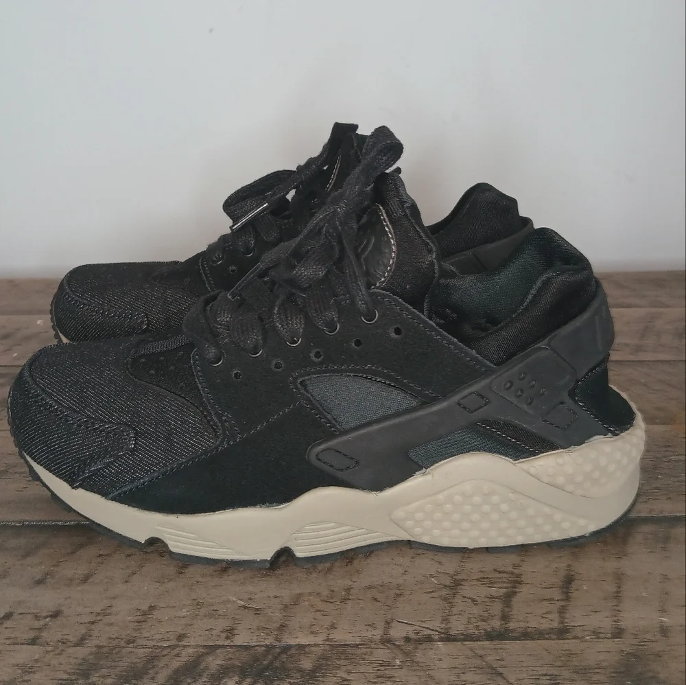 Nike Air Hurache SE in Cobblestone